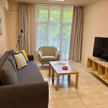 דירה елегантен в супер центъра на града с изглед към парк, възможност за безплатно паркиране *