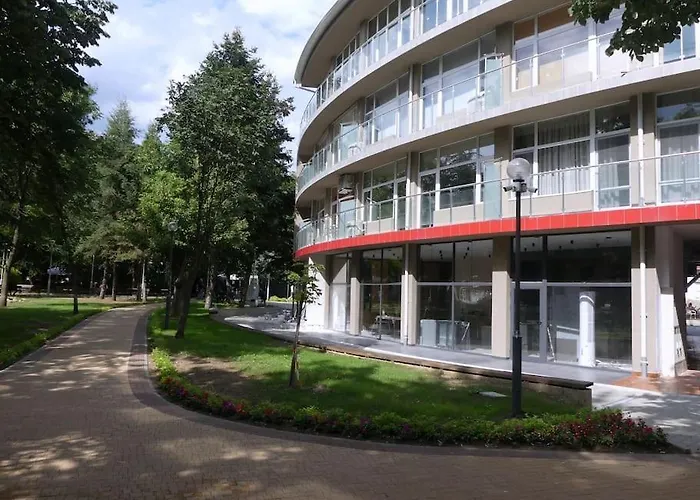 елегантен в супер центъра на града с изглед към парк, възможност за безплатно паркиране