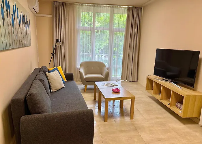 Διαμέρισμα елегантен в супер центъра на града с изглед към парк, възможност за безплатно паркиране *